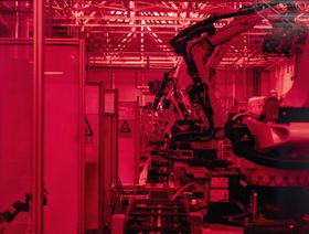 أذرع آلية تعمل على خط إنتاج مصنع شركة "فولكس واجن آنهوي" للسيارات في مقاطعة آنهوي، الصين - المصدر: بلومبرغ