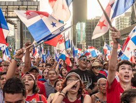 محتجون خلال مسيرة احتفالاً بقرار محكمة ضد شركة "فيرست كوانتوم مينيرالز" في "يوم الاستقلال"، بنما سيتي - المصدر: بلومبرغ