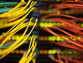 كابلات متصلة بخوادم في أحد مراكز البيانات - بلومبرغ