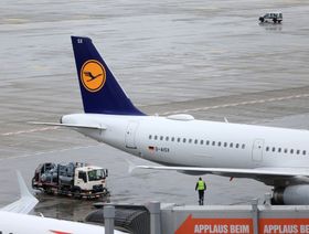شعار "لوفتهانزا" على ذيل طائرة ركاب من طراز "إيرباص A321" في برلين، ألمانيا - المصدر: بلومبرغ