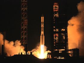صاروخ من طراز "بروتون- ام" يحمل قمراً اصطناعياً تابع لشركة الياه سات للاتصالات الفضائية الإماراتية - المصدر: غيتي ايمجز