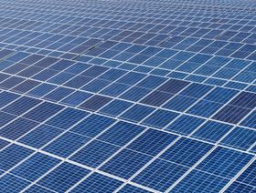 المصنع الجديد سيعتمد على إمدادات الطاقة من مرافق تخزين الطاقة الشمسية وطاقة الرياح والطاقة المتجددة - المصدر: بلومبرغ