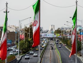 العلم الوطني يرفرف فوق شارع آزادي في طهران، إيران. الصورة ملتقطة بتاريخ 3 نوفمبر 2018 - المصدر: بلومبرغ