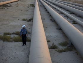 أنابيب لنقل النفط في مصفاة رأس التنورة بالمملكة العربية السعودية - المصدر: بلومبرغ