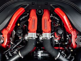 محرك V8 سعة 3.9 لتر في سيارة فيراري بورتوفينو في نيويورك ، الولايات المتحدة  - المصدر: بلومبرغ