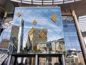 المباني التجارية تنعكس في الواجهة الزجاجية لأحد المكاتب في تطوير المدينة الرقمية بالرياض، المملكة العربية السعودية، يوم الخميس 19 يناير 2023. - المصدر: بلومبرغ