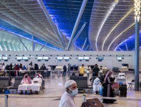 مسافرون في صالة المغادرين في مطار جدة. السعودية - المصدر: بلومبرغ