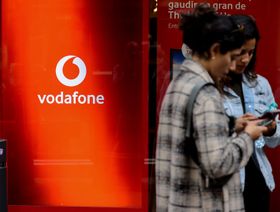 متجر "فودافون" في برشلونة، إسبانيا - المصدر: بلومبرغ