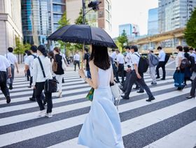 مشاة يعبرون أحد شوارع طوكيو - المصدر: بلومبرغ
