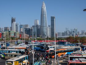 سائحون من هونغ كونغ يستقلون حافلات خارج معبر خليج شينزين الحدودي، الصين - المصدر: بلومبرغ