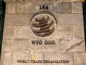 شعار منظمة التجارة العالمية (WTO) على المقر الرئيسي للمنظمة، في 11 ديسمبر 2019 في جنيف، سويسرا. - المصدر: غيتي إيمجز
