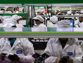 عمال يختبرون هواتف محمولة على خط تجميع بمصنع تابع لشركة "رايزينغ ستار موبايل إنديا"، وحدة "فوكسكون تكنولوجي"، في سريبيرومبودور، تاميل نادو، الهند - المصدر: بلومبرغ