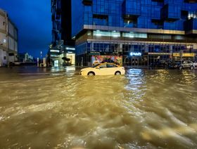 سيارة أجرة عالقة في أحد شوارع دبي المغمورة بالمياه - المصدر: بلومبرغ