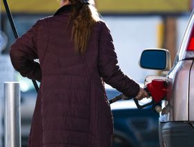 امرأة تزود سيارتها بالوقود - المصدر: بلومبرغ