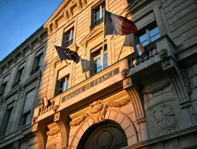 بنك فرنسا المركزي يخفض توقعات النمو ويحذر من المخاطر السياسية