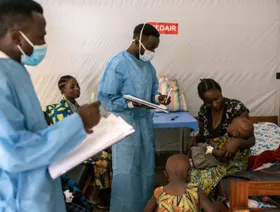 موظفو الرعاية الصحية مع أطفال يتلقون العلاج داخل مركز مونيغي لعلاج جدري القرود في نورث كيفو، جمهورية الكونغو الديمقراطية - المصدر: بلومبرغ