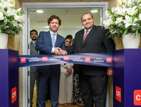 زياد ملحم الرئيس التنفيذي لـ"مجموعة CFI" وياسين السامرائي الرئيس التنفيذي لـ"CFI البحرين" يقصان شريط الافتتاح لمكتبها في البحرين - الشرق