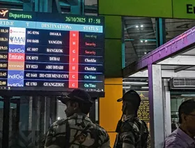 لوحة تظهر معلومات الرحلات في مطار نيتاجي سوبهاس تشاندرا بوس الدولي في كلكتا، الهند، بتاريخ 26 أكتوبر 2025 - Getty Images