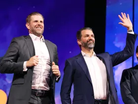 عملة مشفرة مدعومة من عائلة ترمب تبدأ التداول