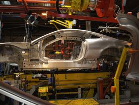 أزمة نقص الرقائق العالمية لاتزال تضغط على شركات صناعة السيارات وتضعف قدرتها على مواصلة الإنتاج - المصدر: بلومبرغ