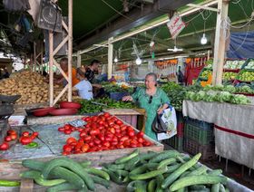 سيدة تتسوق في سوق سيدي البحري بمنطة باب الخضراء في تونس  - المصدر: رويترز