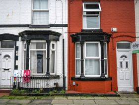 أسعار المنازل في المملكة المتحدة تهبط للشهر الرابع