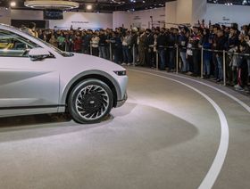 زوار يتفحصون سيارة "أيونيك 5" كهربائية من إنتاج "هيونداي موتور" في معرض "إنديا أوتو إكسبو 2023" (India Auto Expo 2023) في نويدا، ولاية أوتار براديش، الهند، يوم الجمعة 13 يناير 2023 - المصدر: بلومبرغ