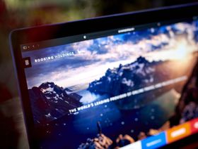 موقع "بوكينغ هولدينغز" على شاشة كمبيوتر محمول - المصدر: بلومبرغ