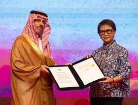الأمير فيصل بن فرحان، وزير الخارجية السعودي مع نظيرته الإندونيسية ريتنو مارسودي يحملان وثيقة توقيع السعودية على معاهدة الصداقة والتعاون مع رابطة دول جنوب شرق آسيا "آسيان"، والمعروفة اختصاراً باسم "TAC"، يوم 12 يوليو 2023، جاكرتا، إندونيسيا - المصدر: وزارة الخارجية السعودية