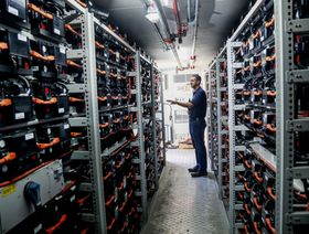 ارتفاع أسعار البطاريات يهدّد التحول إلى السيارات الكهربائية