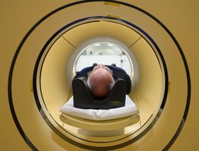شخص يخضع لأشعة التصوير بالرنين المغناطيسي - المصدر: بلومبرغ