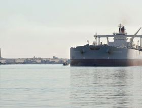 \"S&P\": شركات شحن تتجنب البحر الأحمر وتراقب قناة السويس
