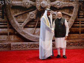 رئيس الوزراء الهندي ناريندرا مودي مستقبلاً الشيخ محمد بن زايد رئيس دولة الإمارات العربية المتحدة خلال حضوره قمة مجموعة العشرين في نيودلهي 9 سبتمبر 2023 - المصدر: غيتي إيمجز