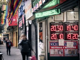 بيانات سعر الصرف معروضة خارج مكتب صرافة العملات في مدينة مكسيكو، المكسيك، يوم الثلاثاء 4 فبراير 2025 - بلومبرغ