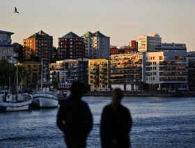 غروب الشمس يضيء المباني السكنية القريبة من قناة "سيكلا" في منطقة هاماربي، ستوكهولم، السويد - المصدر: بلومبرغ