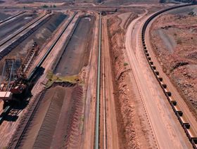 أكوام من مخزون خام الحديد في انتظار نقلها في منشأة ميناء مجموعة "ريو تينتو" في كاراثا، غرب أستراليا، أستراليا، يوم الجمعة 20 أكتوبر 2023. - المصدر: بلومبرغ