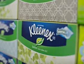 شعار "كلينكس" على علبة مناديل ورقية في أحد المتاجر - بلومبرغ