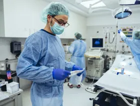 طاقم طبي داخل غرفة للعمليات في مستشفى - Getty Images