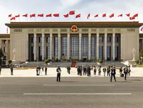 الصين تتحرك لتهدئة القلق العالمي بشأن قيود المعادن النادرة