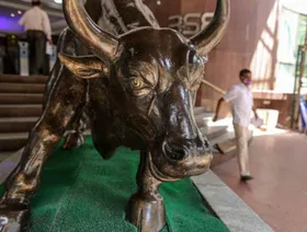 تمثال لثور من البرونز يقف عند مدخل مبنى بورصة بومباي، الهند - المصدر: بلومبرغ