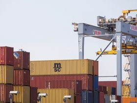 حاويات تستقر على جانب الرصيف في ميناء "لندن جيتواي"، الذي تديره "موانئ دبي العالمية"، في ستانفورد لو هوب، المملكة المتحدة، يوم الثلاثاء 22 سبتمبر  2020. - المصدر: بلومبرغ