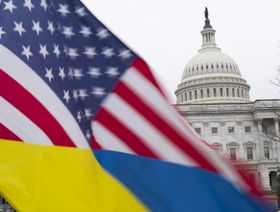 صورة تظهر العلمان الأميركي والأوكراني ومبنى الكونغرس الأميركي في العاصمة واشنطن - المصدر: بلومبرغ