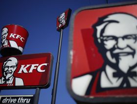 شعار سلسلة مطاعم كنتاكي (KFC) على لافتة في مدينة كيف سيتي بولاية كنتاكي، الولايات المتحدة - المصدر: بلومبرغ