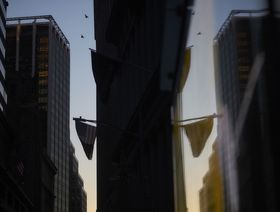 علم أميركي يرفرف على نافذة مبنى بالقرب من "بورصة نيويورك" في نيويورك، الولايات المتحدة - المصدر: بلومبرغ