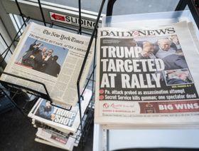 نُسخ من الصحف اليومية التي نشرت مقالات على صفحاتها الأولى حول إطلاق النار في فعالية حملة الرئيس الأميركي السابق دونالد ترمب الانتخابية، في حي بروكلين في نيويورك، الولايات المتحدة، - bloomberg