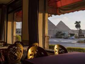 مقهى بالقرب من الأهرامات في الجيزة، مصر، يوم الجمعة، 8 مارس 2024 - المصدر: بلومبرغ