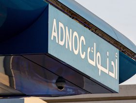 شعار "أدنوك" فوق محطة للتزود بالغاز بمنطقة جميرا في دبي، الإمارات - المصدر: بلومبرغ