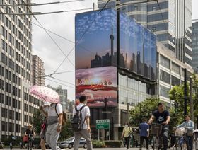 شاشة عامة تعرض صورة لأفق مدينة شنغهاي الصينية - المصدر: بلومبرغ