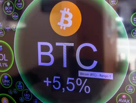 شاشة رقمية تعرض التغيرات في أسعار "بتكوين" وعملات مشفّرة أخرى داخل منصة تداول - بلومبرغ