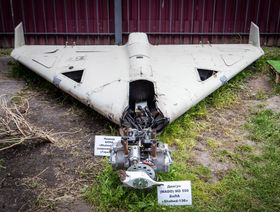 حطام الطائرة "شاهد-136" في معرض للطائرات المسيرة والصواريخ الروسية المستخدمة لمهاجمة كييف  - المصدر: غيتي إيمجز